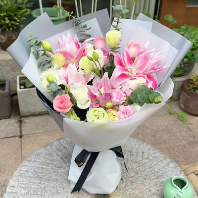 西双版纳9朵玫瑰混搭百合，爱恋纯真无邪